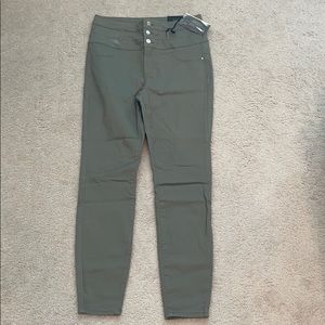 NWT green skinny jeans